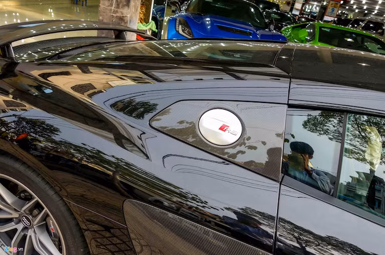 Trên R8 thế hệ mới, tấm ốp bằng sợi carbon ở 2 bên thân xe đã được tách thành 2 phần, thay vì là một tấm lớn. Bên dưới ngoại hình quen thuộc, R8 được trang bị hệ khung không gian nổi tiếng (Audi Space Frame). Hệ khung mới được làm từ vật liệu siêu nhẹ khiến trọng lượng xe chỉ ở mức 1555 kg trên bản Plus.