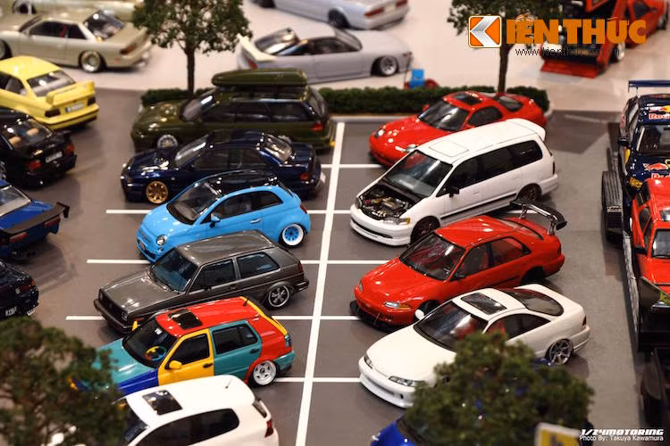 Tuy nhiên không dừng lại ở đó, cũng như những người chơi xe thật, nhiều người đã tìm cách "độ" lại những chiếc xe mô hình này để khiến chúng trở nên độc đáo và mang nhiều "chất chơi" hơn. Do được làm bằng nhựa nên nếu tìm hiểu kiến thức về chất dẻo, một số người chơi còn có thể tự tạo ra các chi tiết "thửa riêng" cho "xế cưng" của mình.