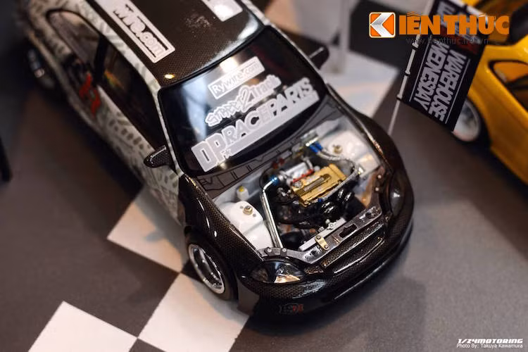 Thậm chí một số người còn đi xa hơn, khi độ lại khoang động cơ của chiếc xe cầu kỳ tới từng chi tiết, sau đó còn làm "giả" thân vỏ sợi carbon cho xe bằng đề-can nước.