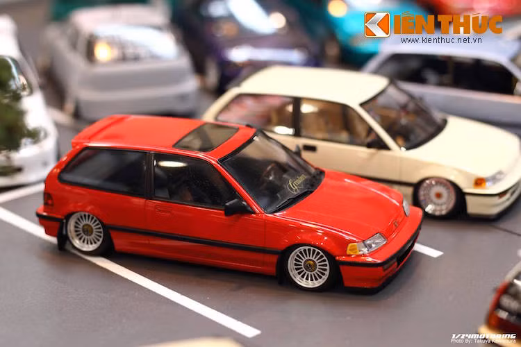 Tại Nhật, những bộ kit mô hình và phụ tùng độ thường được các hãng mô hình lớn sản xuất như Aoshima, Hasegawa, Tamiya, Fujimi... sản xuất và bán rất nhiều tại các siêu thị, cửa hàng sách, cửa hàng đồ chơi... với giá tương đối rẻ, chỉ từ khoảng 1000 yên (tương đương 203.000 đồng). Giá của mỗi bộ kit có thể thay đổi dựa theo độ "hot" của mẫu xe mô phỏng ngoài đời thực.