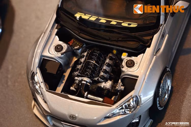Một ví dụ đó là chiếc Scion FR-S này, với bộ widebody Rocket Bunny và khối động cơ V8 6 lít đã được độ lại của mẫu siêu xe "cơ bắp" Chevrolet Corvette Nằm trong khoang máy.