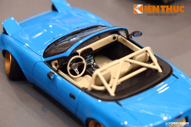 Đối với những "dân chơi" có kinh nghiệm, từ một bộ kit được bán đại trà, họ có thể tạo ra một chiếc xe độc đáo và giống thật tới từng chi tiết, ngay cả ở bên trong nội thất.