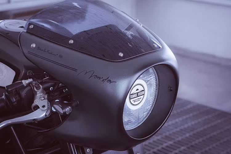 Toàn bộ dàn đèn phía trước của chiếc Monster đã được Hong tháo bỏ hoàn toàn, thay vào đó anh đã lấy đèn cùng bộ quây gió từ chiếc Yamaha XJR1300 Cafe Racer để trang bị cho chiếc xe.