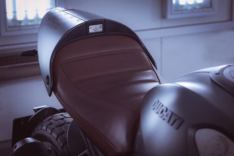 Ở phía sau, phần đuôi xe đã được thu gọn lại bởi bộ kit của Rizoma kèm theo chắn bùn sợi carbon. Màu sơn đen nhám của xe do xưởng Korea Custom Garage thực hiện và được bảo vệ khỏi các va đập với chống đổ Moto Rossa. Hong cũng đã bọc lại yên xe bằng da.