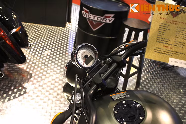 Ghi đông dạng drag bar đem tới cho Gunner cảm giác lái thoải mái, phía trên là một đồng hồ gọn gàng với phần lớn diện tích là báo tốc độ.