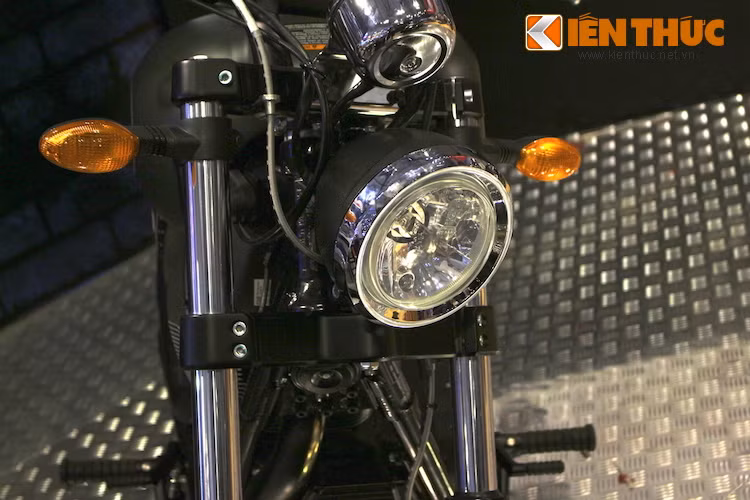 Giống như nhiều chiếc môtô dòng cruiser khác, Gunner có phần đầu thiết kế đơn giản với một đèn pha chóa lớn nằm chính giữa, bên cạnh đó là 2 đèn xi-nhan tương đối gọn gàng.