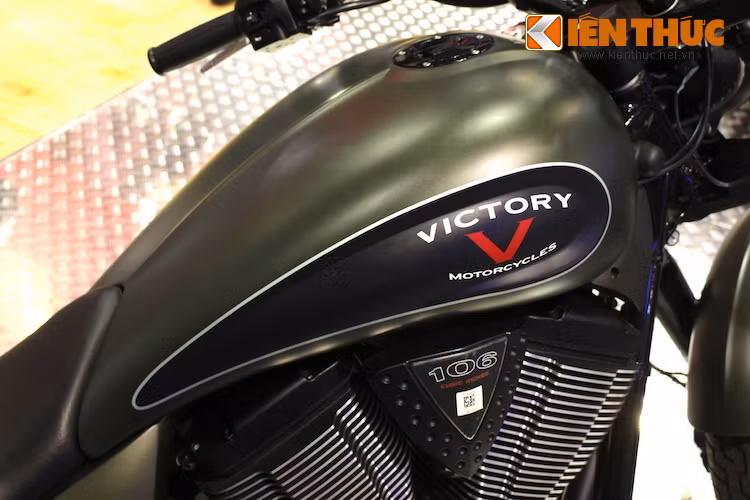 Bình xăng của chiếc xe có thiết kế giọt nước, đi kèm với các vân nổi đầy hấp dẫn, có khả năng chứa được 17,03 lít xăng.