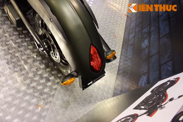 Nằm trên dè sau là đèn hậu hình giọt nước độc đáo, ngay phía dưới là pát biển số tách rời với vè xe.