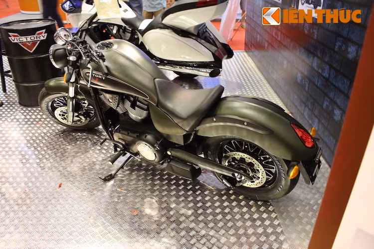 Do được "định hình" theo phong cách bobber nên Gunner chỉ có duy nhất một chiếc yên dành cho người lái, được Victory gọi là Solo Mission Seat.