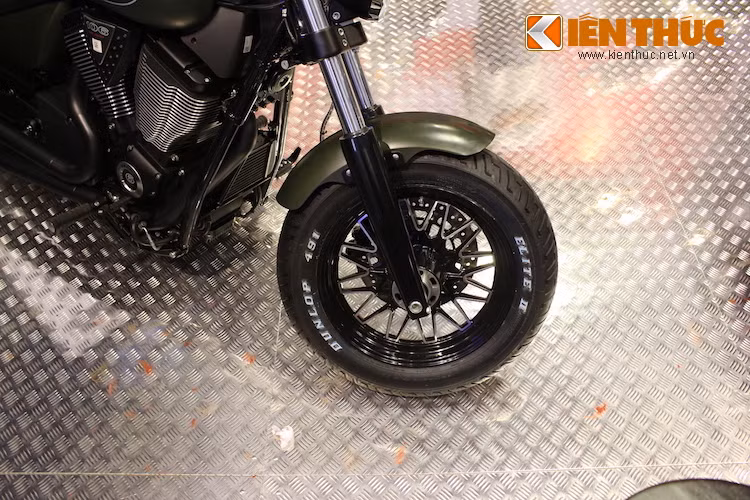 Điểm nhấn của chiếc xe bắt đầu từ "dàn chân" trước, nổi bật với bộ mâm đúc 16 inch có thiết kế nhiều nan, sơn đen bóng nhưng lại sở hữu bề mặt phay màu kim loại nổi bật. Victory đã sử dụng lốp Dunlop 491 Elite II với bản 130/90/16 cho xe.
