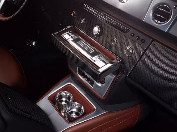 Bên trong nội thất của mỗi chiếc xe cũng được ốp gỗ và kim loại đặc biệt, đồng thời kèm theo một chiếc hộp nhôm có thể tháo rời được bọc trong lớp gỗ siêu bóng có tên gọi Best English Blacking, có khắc số VIN của chiếc xe.