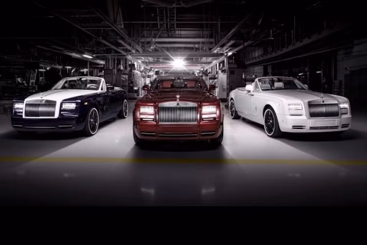 So với các phiên bản Phantom Coupe và Drophead thông thường, những chiếc Phantom Zenith được sơn các màu đặc biệt như đỏ Madiera Red, trắng Arctic White hay bạc Jubilee Silver. Đặc biệt, mỗi chiếc xe sẽ được phủ lớp sơn bóng trong suốt hơn các phiên bản bình thường mà Rolls-Royce gọi là "thủy tinh" (Glass).