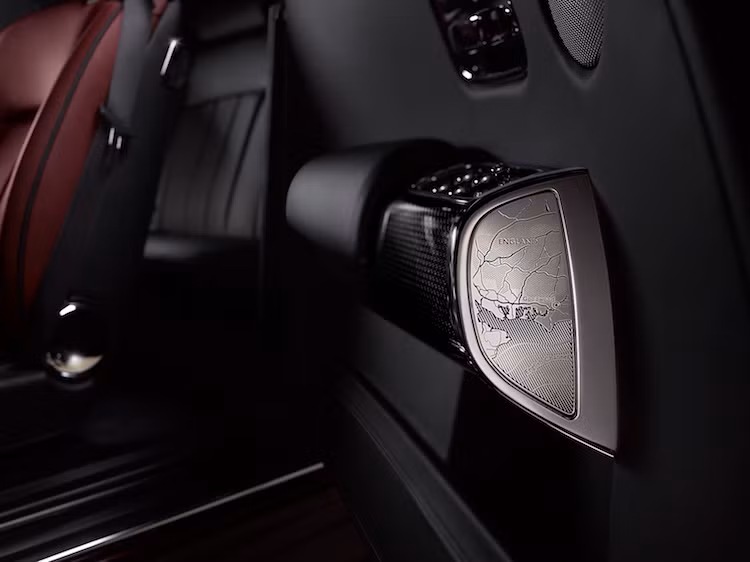 Theo Rolls-Royce, bản đồ này được khắc theo những nơi giới thiệu đầu tiên của các dòng xe này. Năm 2004, chiếc Rolls-Royce 100EX - phiên bản ý tưởng của Drophead đã được ra mắt tại lễ hội Concorso d’Eleganza ở Villa d’Este. Trong khi đó, chiếc 101EX - sau này là Phantom Coupe đã được ra mắt tại triển lãm Geneva 2006.