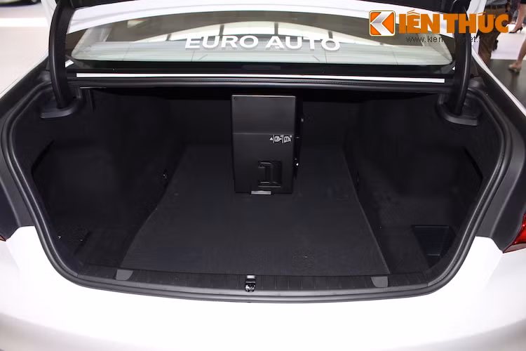 Dù bị chiếm một phần bởi tủ lạnh nhỏ đặt giữa 2 ghế sau nhưng khoang hành lý của 750Li vẫn có thể tích rất lớn.