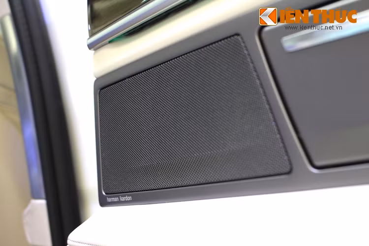 Đáp ứng nhu cầu của các chủ xe đòi hỏi chất lượng âm thanh cực cao, xe được trang bị hệ thống âm thanh hi-end Harman-Kardon Logic 7 với tổng công suất 600W và 16 loa.