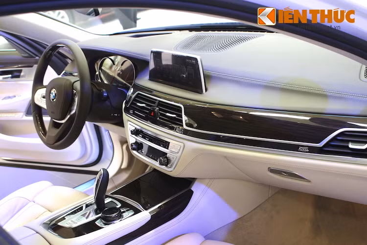 So với đối thủ lớn nhất là Mercedes S500L, nội thất của 750Li không có thiết kế "phá cách" bằng, thay vào đó đem lại cảm giác ấm cúng, gần gũi với người dùng nhưng vẫn được tích hợp các công nghệ hiện đại nhất.