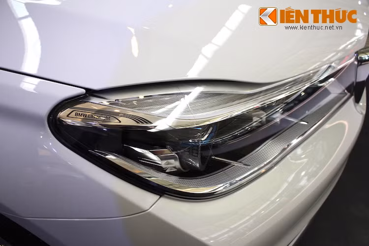 "Điểm nhấn" của chiếc xe đó là cụm đèn trước đã được trang bị công nghệ chiếu sáng laser BMW Laserlight "siêu hiện đại". Sau i8, 7 Series là mẫu xe thứ 2 của BMW có công nghệ này. Đèn pha sử dụng công nghệ laser của xe có độ sáng lớn hơn khoảng 1000 lần so với công nghệ LED hiện nay trong khi chỉ tiêu thụ lượng điện năng bằng 2/3 và có nhiệt độ màu 6500K - tương đương ánh sáng ban ngày.