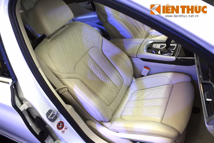Những ghế ngồi trong xe cũng đặc biệt hơn các phiên bản "cấp thấp", với bề mặt da bọc có các họa tiết đan xen thành hình con thoi được dập nổi và đục lỗ đều, tạo cảm giác thoáng mát hơn cho người ngồi, đặc biệt khi dùng kèm hệ thống quạt gió.