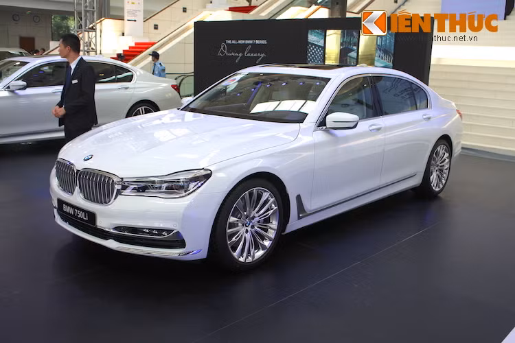 Chiếc BMW 750Li 2016 được trưng bày tại triển lãm BMW World Vietnam 2016 có màu trắng và có thể là chiếc thứ 2 về nước ta, sau chiếc đầu tiên màu đen hồi tháng 4 năm nay. Với sự xuất hiện BMW 750Li 2016, "gia đình" 7 Series thế hệ mới đã gần hoàn thiện với các phiên bản từ thấp tới cao 730, 740 và 750 và hiện chỉ còn chiếc M760Li chưa xuất hiện tại Việt Nam.