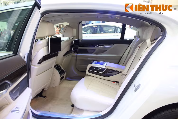 Thuộc phiên bản với trục cơ sở lớn có chiều dài lên tới 5,238 mét, 750Li sở hữu không gian rất rộng rãi cho những người ngồi ở hàng ghế sau xe.