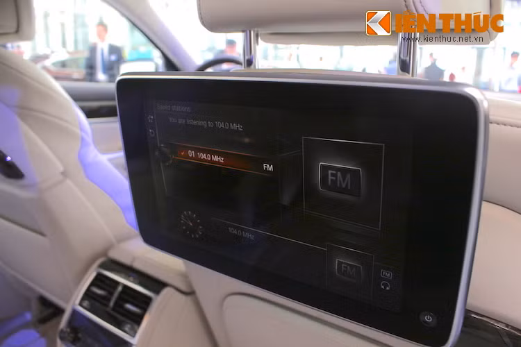 Nằm trên các lưng ghế trước là các màn hình giải trí có kích thước lên tới 9,2 inch, độ phân giải cao và có thể hoạt động độc lập. Đương nhiên, chiếc xe cũng không thiếu những tiện nghi cao cấp cho hàng ghế sau như điều hòa không khí 4 vùng, ghế massage...