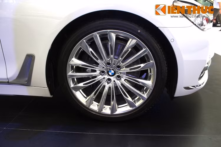 Ở 2 bên thân xe, 750Li được trang bị bộ mâm đúc kiểu 646 với đường kính 20 inch và có 15 cánh tạo thành 5 hình chữ W, giúp nó trở nên khác biệt với những "người anh em" cấp thấp. Ngoài 750Li, chỉ có phiên bản M760Li Excellence được trang bị sẵn tùy chọn này.