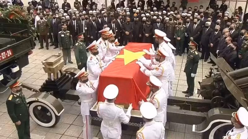 Quốc kỳ được phủ lên linh cữu theo nghi thức trang trọng.