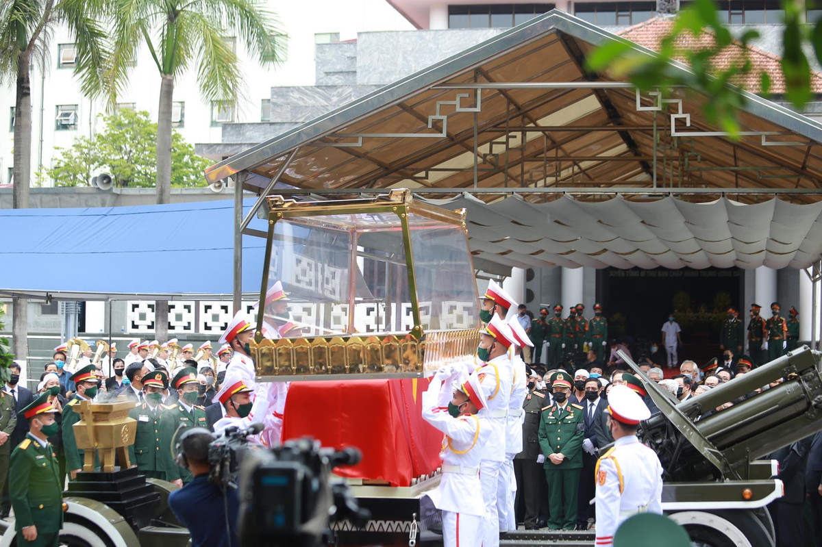 Linh cữu được cố định trên cỗ linh xa. Dòng xe chuyển bánh đưa linh cữu nguyên Tổng Bí thư Lê Khả Phiêu rời Nhà tang lễ Quốc gia.