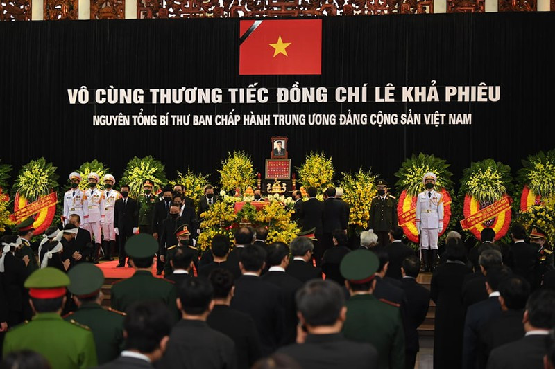 Lễ truy điệu kết thúc. Các vị lãnh đạo, nguyên lãnh đạo Đảng, Nhà nước và đại diện gia đình đi vòng quanh linh cữu. 