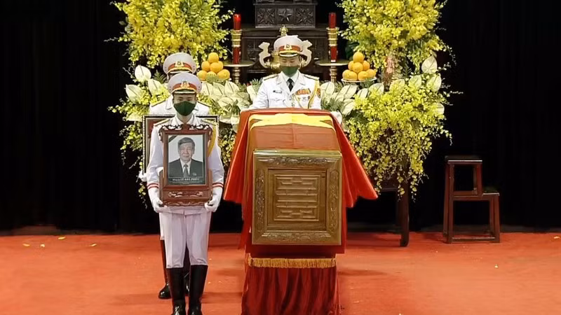 Các sĩ quan QĐND Việt Nam đang rước di ảnh, khung gắn Huân chương, Huy chương của Nguyên Tổng Bí thư Lê Khả Phiêu cùng lá Quốc kỳ di chuyển ra linh xa.