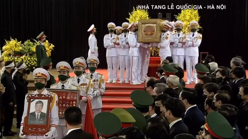 Bắt đầu Lễ di quan. Các đội công tác làm nhiệm vụ trong sự trang nghiêm, kính cẩn. Các sĩ quan QĐND Việt Nam và Đội nghi lễ tiến hành lễ di quan đưa nguyên Tổng Bí thư Lê Khả Phiêu về nơi an nghỉ cuối cùng.