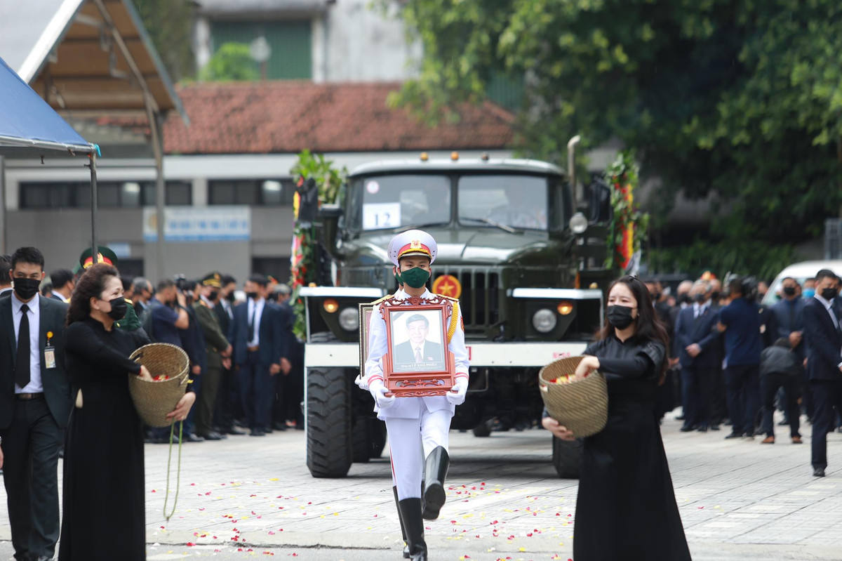 Xe đưa linh cữu rời Nhà tang lễ Quốc gia