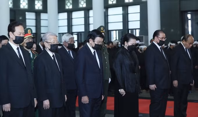 Thủ tướng khẳng định, nguyên Tổng Bí thư Lê Khả Phiêu mất đi là tổn thất lớn đối với Đảng, Nhà nước, Quân đội, Nhân dân ta, để lại niềm tiếc thương với bạn bè quốc tế.