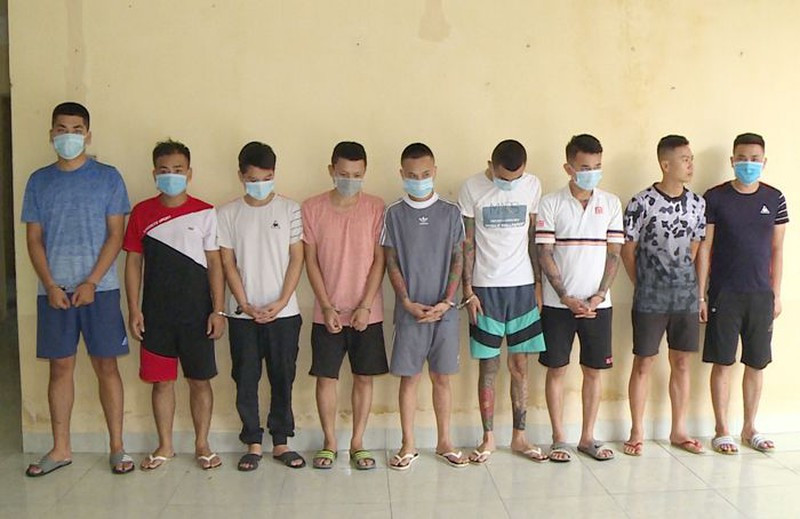  Hơn 20 người cầm súng, tuýp sắt hỗn chiến: Do có mâu thuẫn trong quan hệ xã hội từ trước nên 2 nhóm thanh niên do Cao Sỹ Phong (Phong Đầm), sinh năm 1981 ở phố Dũng Liên, phường Trung Sơn cầm đầu với nhóm của Nguyễn Hùng Anh (Út Chật), sinh năm 1988, ở phố Vĩnh Thành, phường Trung Sơn sử dụng vũ khí nóng (súng côn), hung khí nguy hiểm hò hét, chửi bới, ném gạch đá, chai thuỷ tinh, đuổi chém nhau trên đường Trần Hưng Đạo (TP Sầm Sơn, Thanh Hóa). Công an thành phố Sầm Sơn đang điều tra làm rõ vụ việc và tạm giữ hình sự 8 đối tượng.