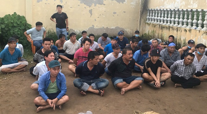  39 người đá gà ăn tiền trong đợt dịch COVID-19: Chiều 14/8, hàng chục trinh sát thuộc Công an quận Bình Tân ập vào bãi đất trống ở phường Bình Hưng Hòa A, quận Bình Tân, bắt quả tang hàng chục người đang đá gà ăn tiền. Tại hiện trường, cảnh sát thu giữ 50 triệu đồng tiền tang vật, 50 điện thoại, 29 xe máy, hai con gà đá. 39 người liên quan bị đưa về trụ sở làm việc.