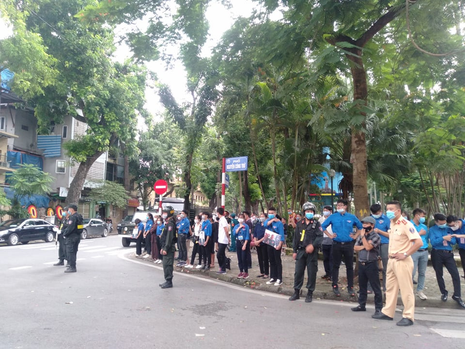 Hôm 14/8, tại Nhà tang lễ quốc gia, số 5 Trần Thánh Tông, Hà Nội, Ban Chấp hành Trung ương Đảng, Quốc hội, Chủ tịch nước, Chính phủ, Ủy ban Trung ương MTTQ Việt Nam tổ chức trọng thể Lễ viếng nguyên Tổng Bí thư Lê Khả Phiêu.