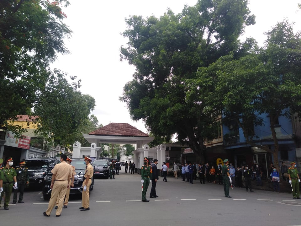 Trong ngày 14/8, gần 660 đoàn đại biểu lãnh đạo Đảng, Nhà nước, các ban, bộ, ngành, đoàn thể, địa phương, đơn vị, các lực lượng vũ trang nhân dân, các đoàn ngoại giao, đại diện các tổ chức và bạn bè quốc tế, đồng bào đã đến viếng, gửi vòng hoa, chia buồn cùng gia đình đồng chí Lê Khả Phiêu.