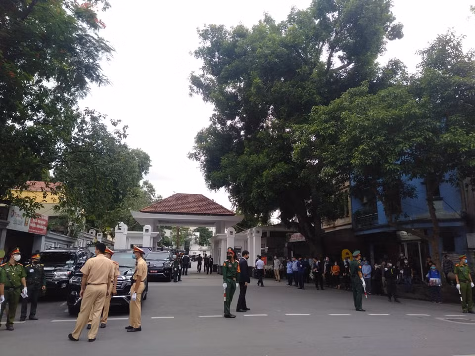 Trong ngày 14/8, gần 660 đoàn đại biểu lãnh đạo Đảng, Nhà nước, các ban, bộ, ngành, đoàn thể, địa phương, đơn vị, các lực lượng vũ trang nhân dân, các đoàn ngoại giao, đại diện các tổ chức và bạn bè quốc tế, đồng bào đã đến viếng, gửi vòng hoa, chia buồn cùng gia đình đồng chí Lê Khả Phiêu.