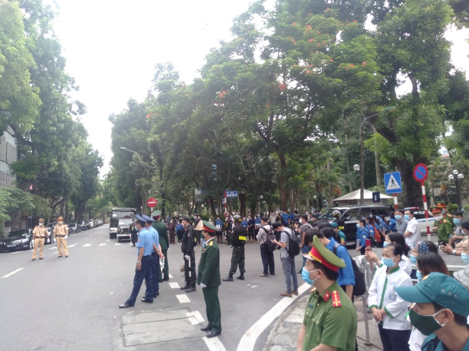 Công tác an ninh được thắt chặt và nhiều tuyến đường trọng điểm trong thành phố Hà Nội cấm phương tiện qua lại để phục vụ cho lễ tang nguyên Tổng Bí thư Lê Khả Phiêu.