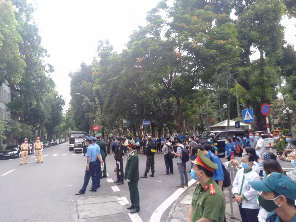 Công tác an ninh được thắt chặt và nhiều tuyến đường trọng điểm trong thành phố Hà Nội cấm phương tiện qua lại để phục vụ cho lễ tang nguyên Tổng Bí thư Lê Khả Phiêu.