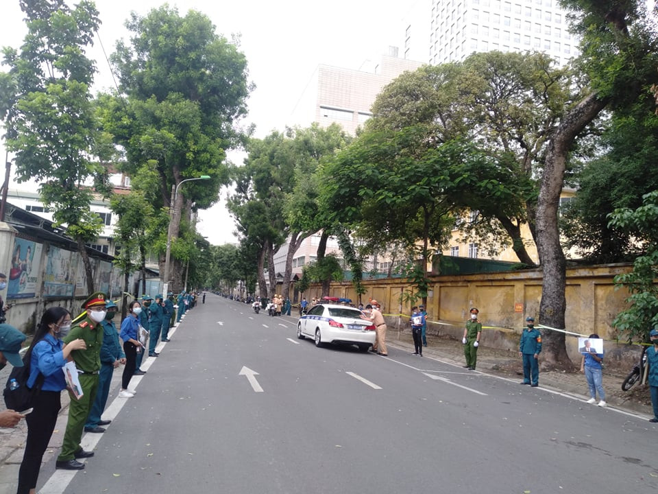 Lễ an táng diễn ra lúc 14h cùng ngày tại Nghĩa trang Mai Dịch, Hà Nội. Video: Điếu văn tang lễ Nguyên Tổng Bí thư Lê Khả Phiêu (Nguồn VTC Now)