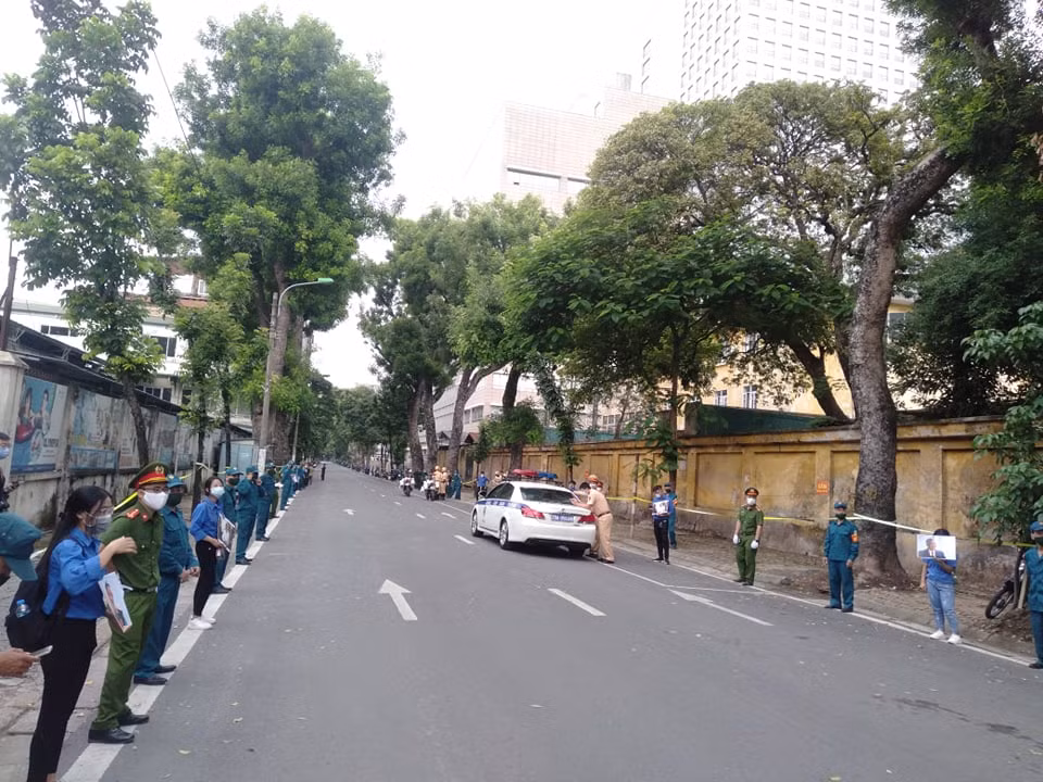 Lễ an táng diễn ra lúc 14h cùng ngày tại Nghĩa trang Mai Dịch, Hà Nội. Video: Điếu văn tang lễ Nguyên Tổng Bí thư Lê Khả Phiêu (Nguồn VTC Now)