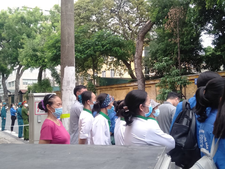 Trước giờ diễn ra lễ truy điệu, nhiều người dân đã đến đứng bên ngoài Nhà tang lễ quốc gia để tiễn đưa nguyên Tổng Bí thư Lê Khả Phiêu về nơi an nghỉ cuối cùng.