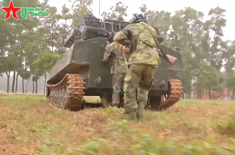 Việc vận hành bắn pháo có thể thực hiện từ bên trong xe hoặc nối dây ra ngoài và khai hỏa.