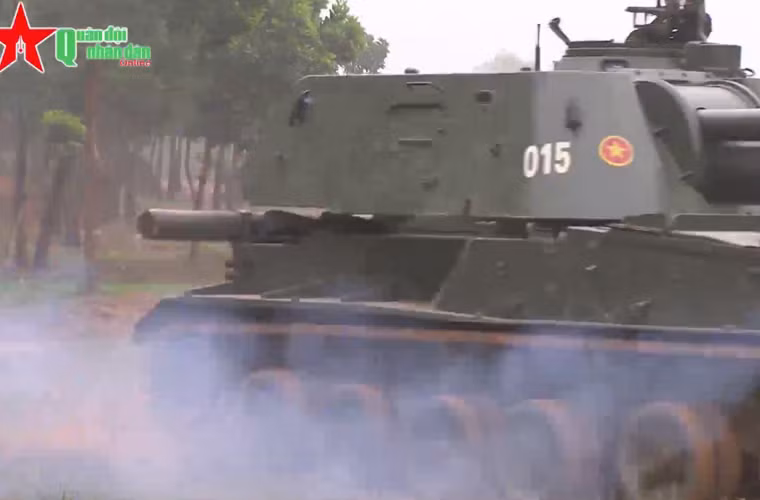 Pháo tự hành 2S3 Akatsiya sử dụng chung loại khung gầm với hệ thống tên lửa phòng không tự hành 2K11 Krug (NATO định danh là SA-4 Ganef). Thân xe dài 6,97m, rộng 3,25m và cao 2,62m, nặng 27,5 tấn, kíp lái 4 người.