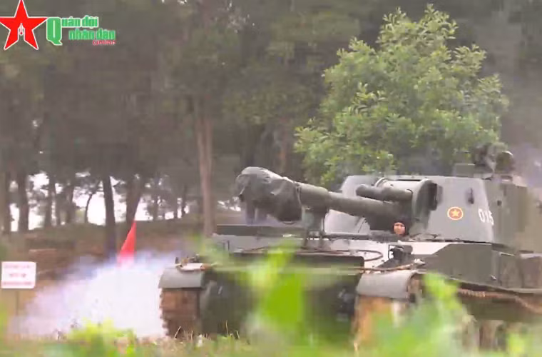 2S3 được trang bị kiểu pháo D-22 152mm, một phiên bản của pháo xe kéo D-20, với chiều dài gấp 27 lần cỡ nòng. Dù được trang bị hệ thống hỗ trợ nạp đạn, song tốc độ bắn tối đa của 2S3 Akatsiya chỉ ở mức khoảng 3-4 phát/phút.