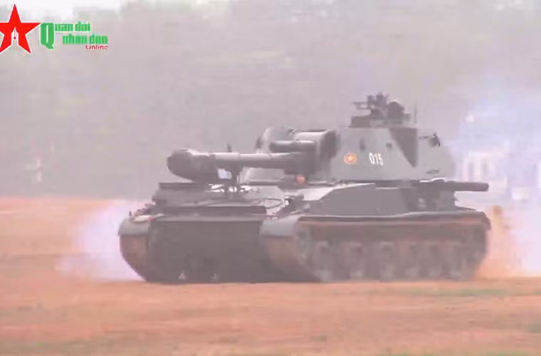 Với động cơ diesel V-12 công suất 520 mã lực, 2S3 có thể đạt tốc độ tối đa 55km/h, vượt lũy cao 1,1m, hào rộng 2,5m và có tầm hoạt động lên đến 300km.