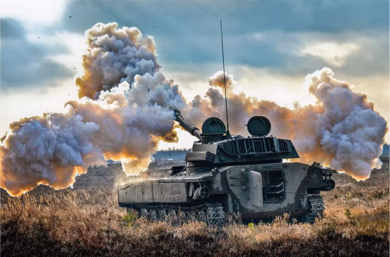 Vũ khí chính của 2S1 là lựu pháo D-32 cỡ nòng 122mm, với chiều dài gấp 35 lần cỡ nòng, rất hiệu quả trong chống công sự cũng như các mục tiêu khác, kể cả xe tăng. 2S1 bắn được nhiều loại đạn, và thường mang theo cơ số đạn 40 viên gồm 35 viên đạn nổ, phá mảnh và 5 viên đạn nổ lõm chống tăng. Ngoài ra, 2S1 còn có một súng máy 7,62mm với 300 viên đạn.