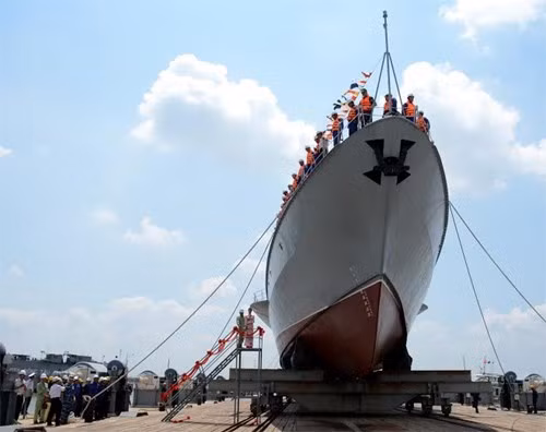 Việc kết hợp hạ thủy đồng thời hai con tàu là nhờ những sáng kiến và sự nỗ lực cố gắng của đội ngũ cán bộ, kỹ sư Tổng công ty Ba Son đã giúp tiết kiệm được hàng chục tỷ đồng và hoàn thành kế hoạch trước 8 tháng. Sự kiện này cũng là cột mốc quan trọng, đánh dấu sự phát triển vượt bậc về công nghệ đóng tàu quân sự hiện đại của Tổng công ty Ba Son. Ảnh: Tàu M6 trong lễ hạ thủy.