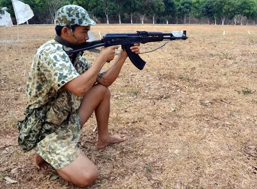 Chỉ có khẩu súng AK, không có áo giáp, mũ bảo vệ, các chiến sĩ đặc công Việt Nam đã làm nên nhiều chiến công huyền thoại.